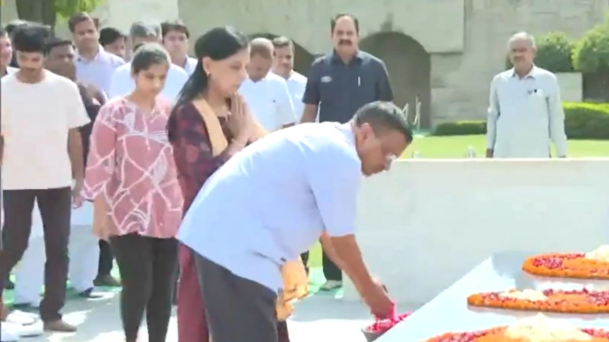 arvind-kejriwal-visits-rajghat-hanuman-temple-ahead-of-scheduled-surrender-at-tihar-jail
